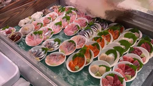 Tokyo: Enjoy a variety of classic Japanese delicacies at Tsukiji Market