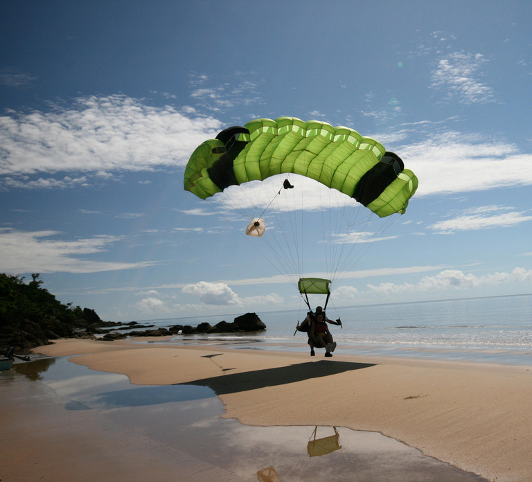 Cairns: Tandem Skydive
