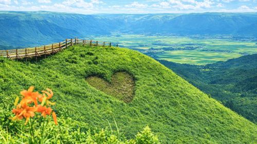 1-day tour to Fukuoka's hidden shrine, Aso Volcano, Kusasenri, and Kurokawa Onsen