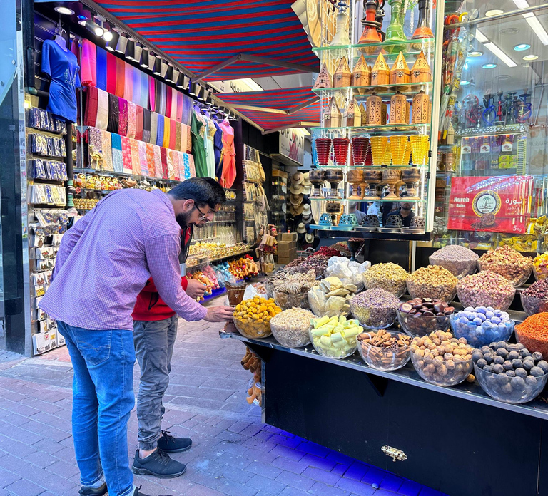Private Food Tour – 12 Tastings with Locals