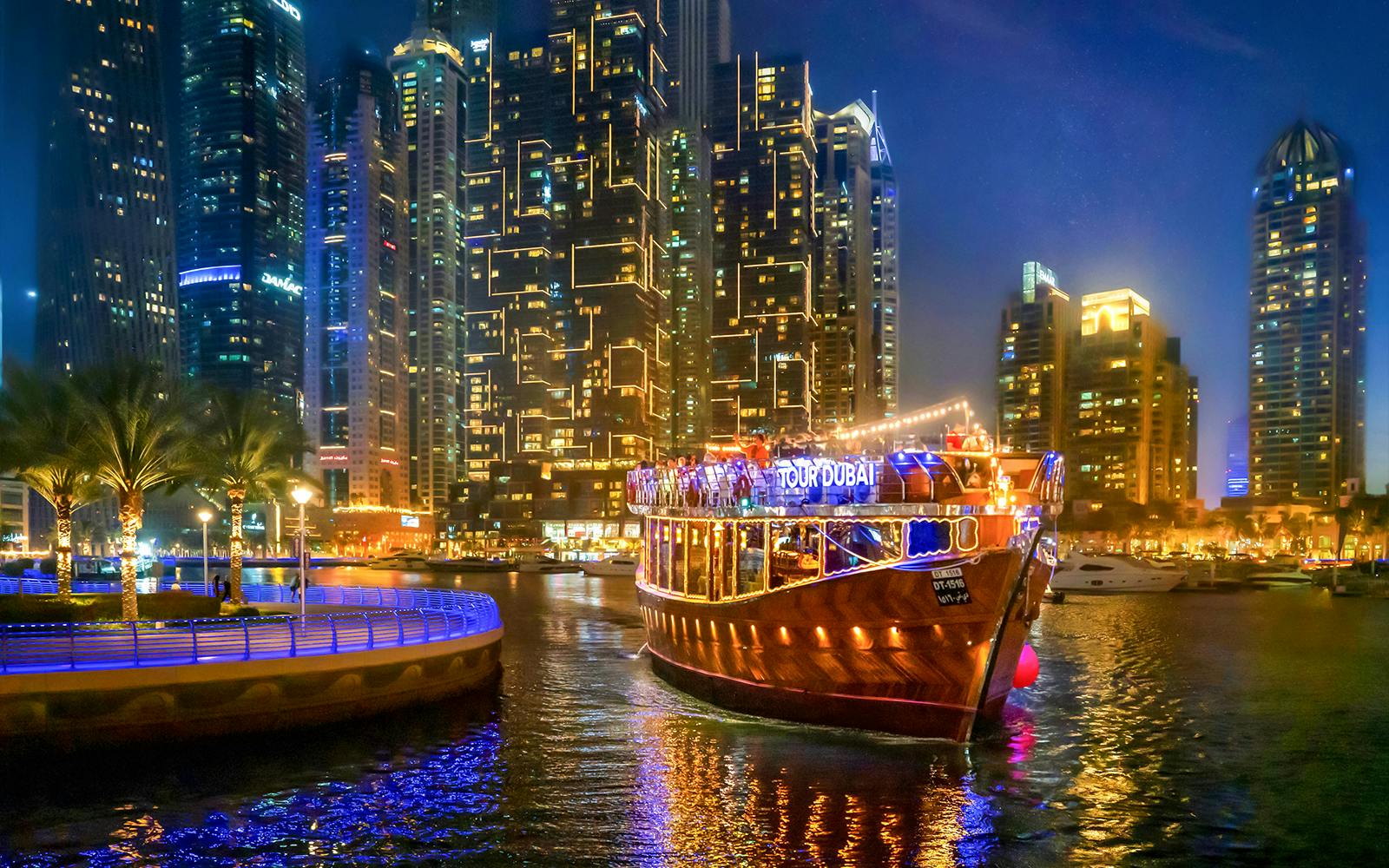 From Dubai Marina: 2-Hour Luxury Dhow Dinner Cruise with 5-Star Dinner, Entertainment & Unlimited Drinks