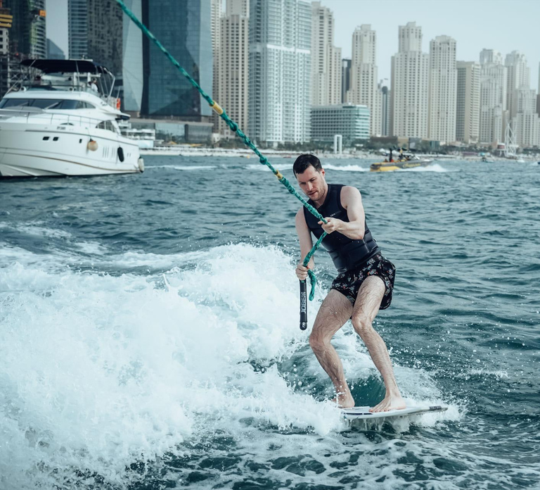 Dubai wakesurfing & wakeboarding: Snacks & drinks included!