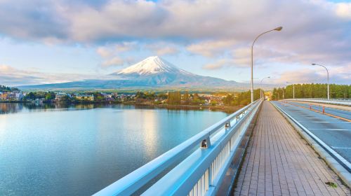 Solo friendly 1-day tour from Tokyo to Mount Fuji – outlet shopping