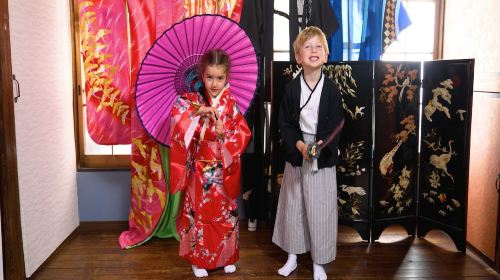 Choose one of six themed video shooting experiences: Samurai, Ninja, or Geisha
