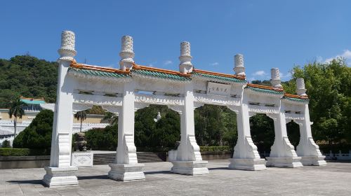Taipei Classic Landmarks 1-Day Tour: Palace Museum, CKS Memorial Hall & Longshan Temple