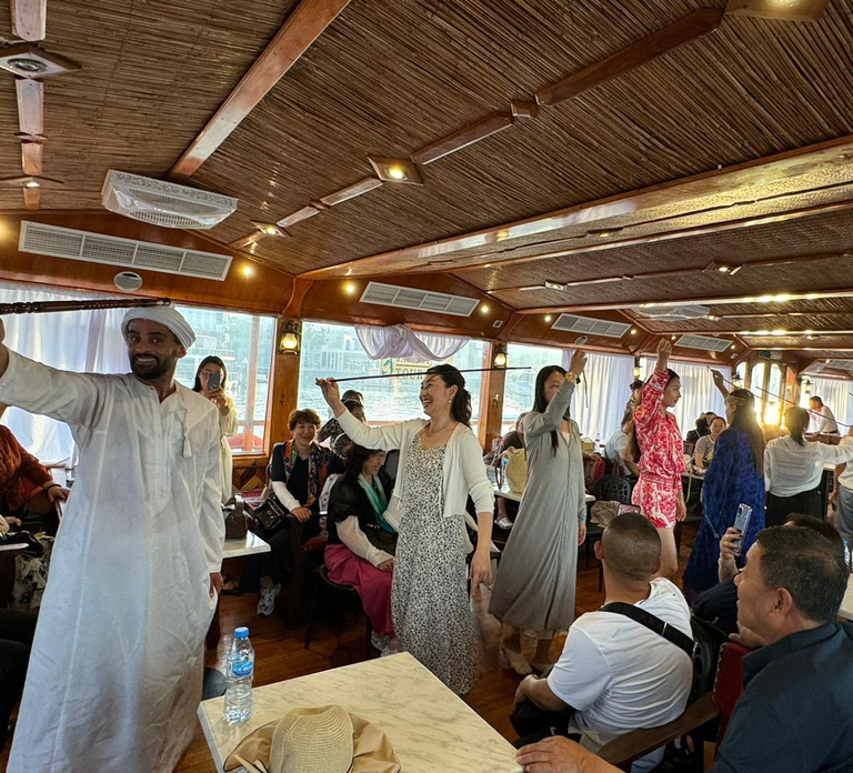 Dubai: Luxury Dinner Cruise with Live Music