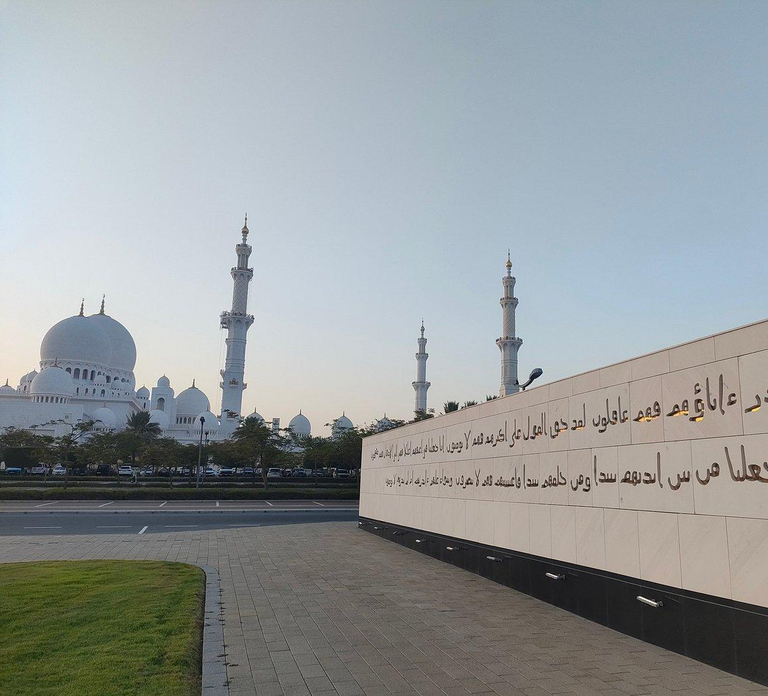 Abu Dhabi: Layover Sightseeing Tour with Airport Pickup