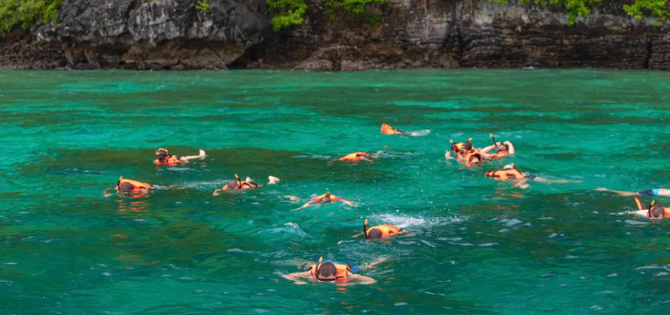 Phuket: Phi Phi Islands, Maya Bay & Khai Islands Day Tour – Free WiFi