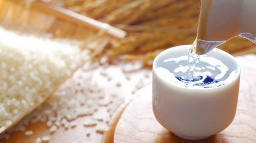 Casual Japanese SAKE tasting and snack experience in Kabukicho Day Tours