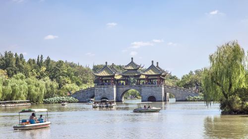 Slender West Lake Cruise