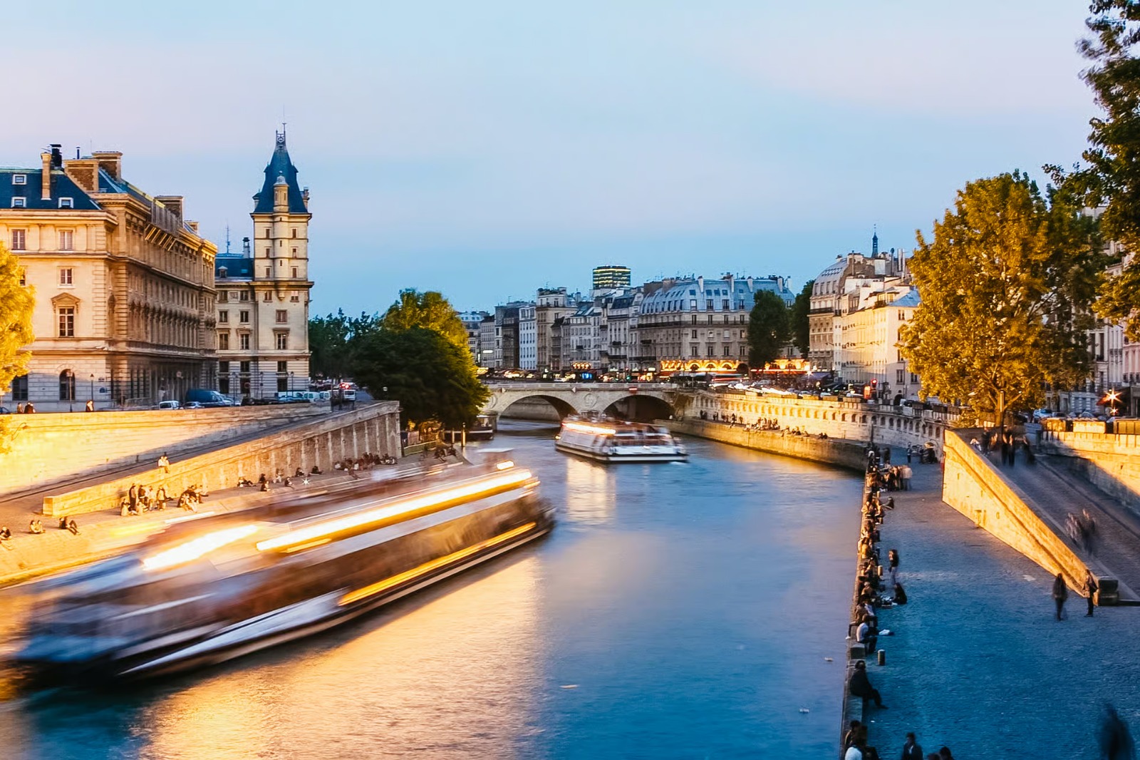 Paris: Illuminated Evening River Cruise & Waffle Tasting