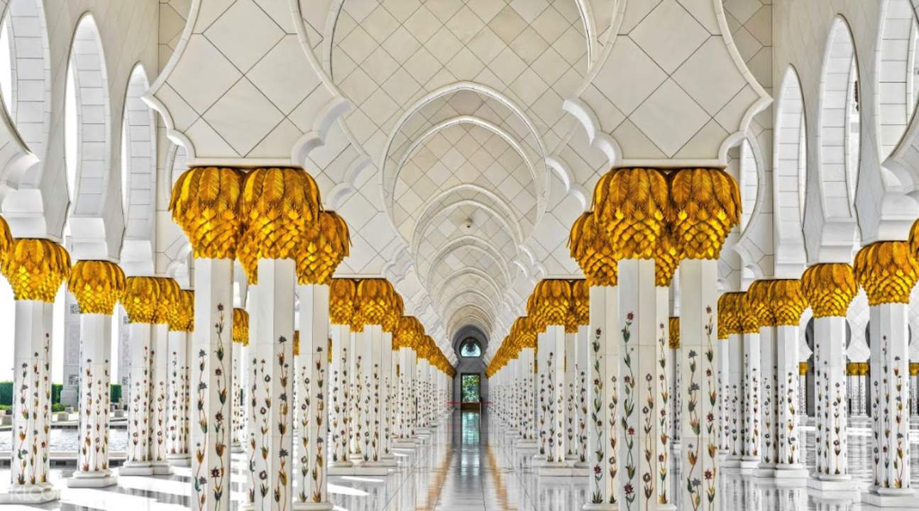 Shared Transfers between Dubai Hotel and Sheikh Zayed Grand Mosque