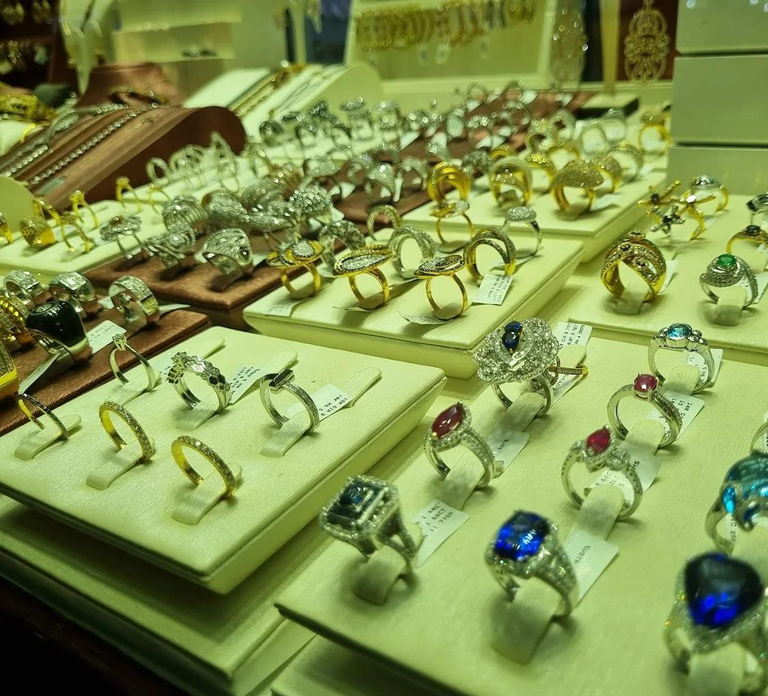 Abu Dhabi Traditional Souqs & Mall Shopping Tour with Pickup