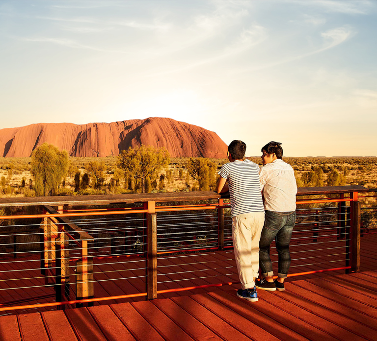 Yulara: Uluru Sunrise and Kata Tjuta Day Trip by Bus