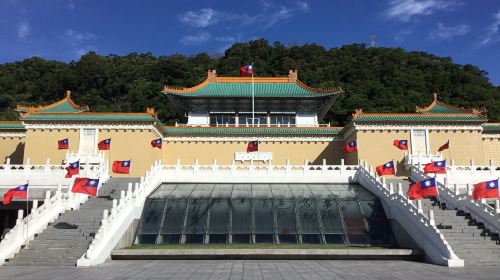 Taipei Classic Landmarks 1-Day Tour: Palace Museum, CKS Memorial Hall & Longshan Temple