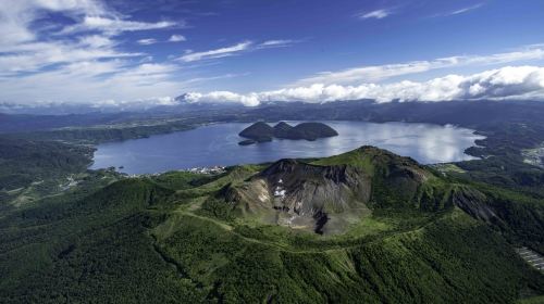 Hokkaido Day Tour: Noboribetsu, Mt. Usu, Lake Toya & Lake Shikotsu