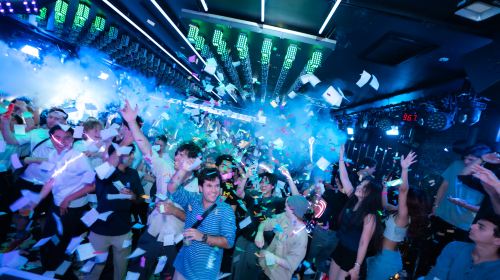 Osaka Dotonbori Night Tour – GIRAFFE NIGHTCLUB Admission Ticket