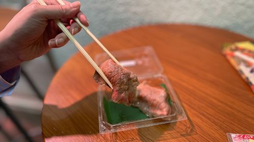 Tokyo: Enjoy a variety of classic Japanese delicacies at Tsukiji Market