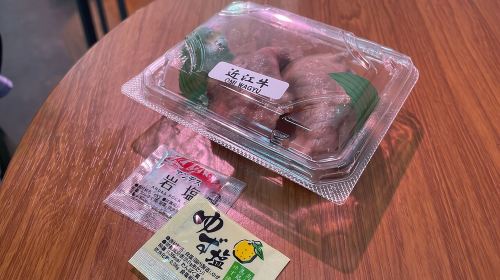 Tokyo: Enjoy a variety of classic Japanese delicacies at Tsukiji Market