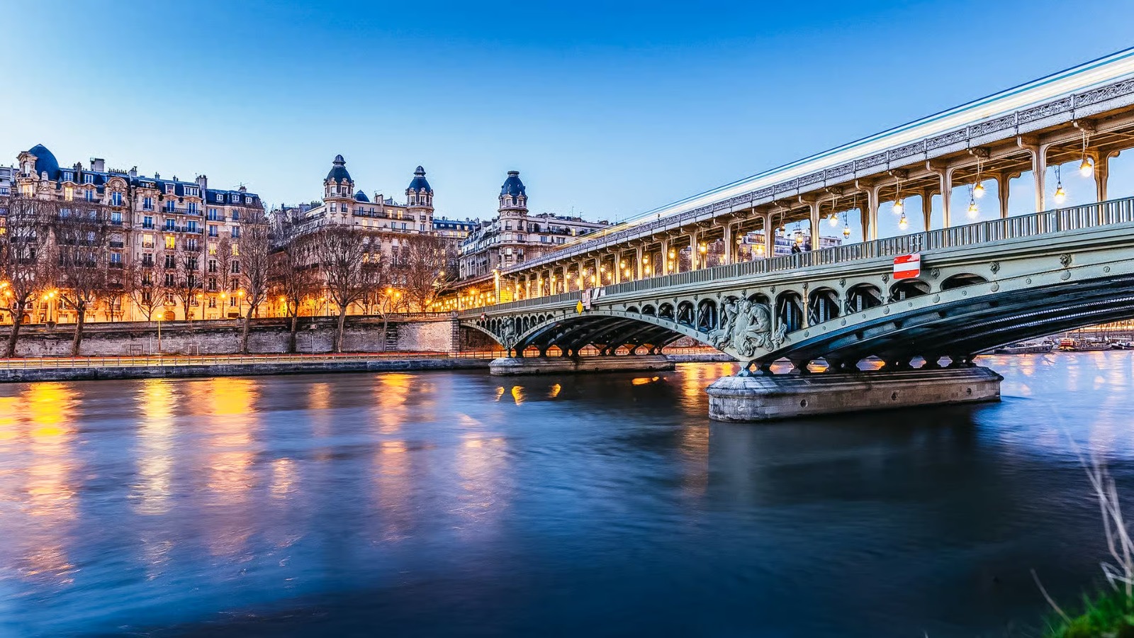 Paris: Illuminated Evening River Cruise & Waffle Tasting