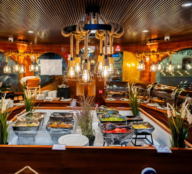 Dubai: Dhow Cruise Marina with Buffet Dinner and Show