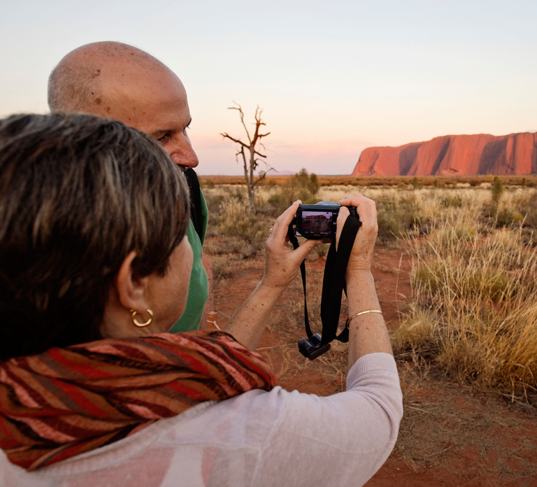 Yulara: Uluru Sunrise and Kata Tjuta Day Trip by Bus