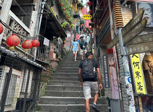 Nostalgia Jiufen & Shifen Day Tour (經典九份十分一日遊)