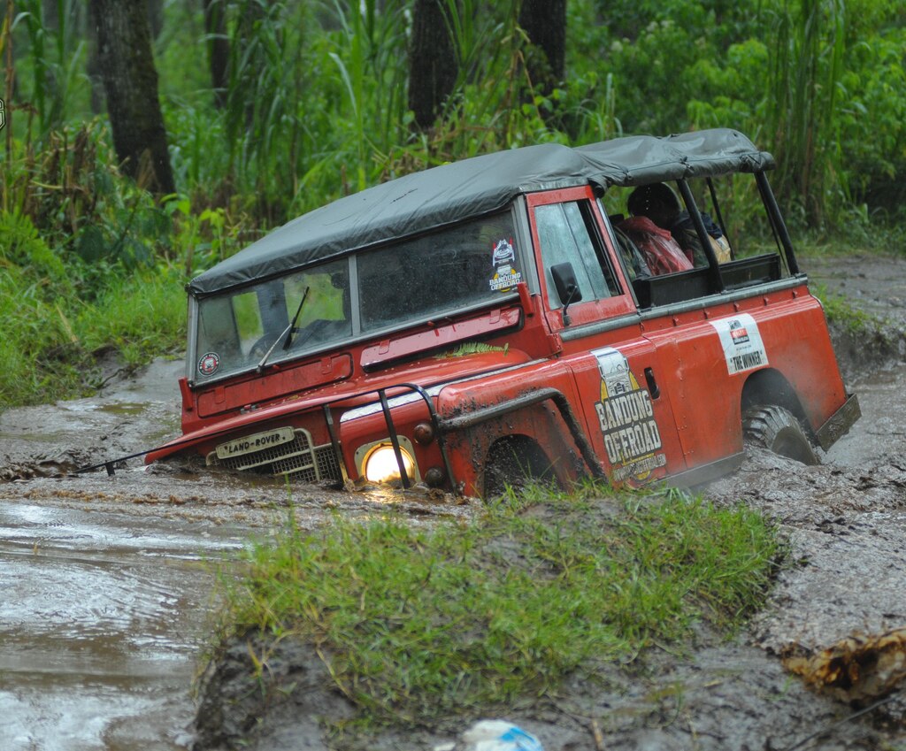 Fun Offroad Ciwidey Bandung – Land Rover Tea Plantation Adventure