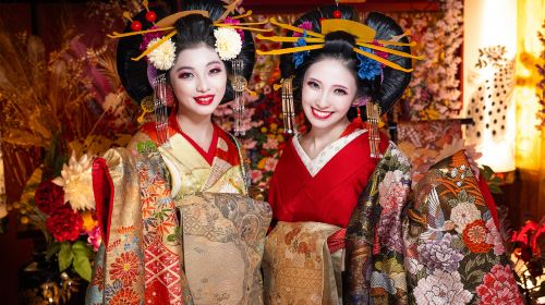 Oiran Studio Eight Colors: Oiran Transformation Costume Experience