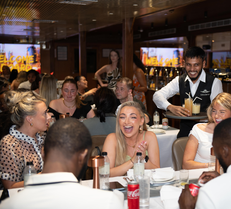 Dubai Marina: Luxury Dinner Cruise, 5 Star Buffet Live Shows