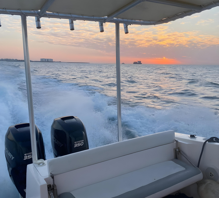 Ras Al Khaimah: Private Coastal Cruise with Drinks