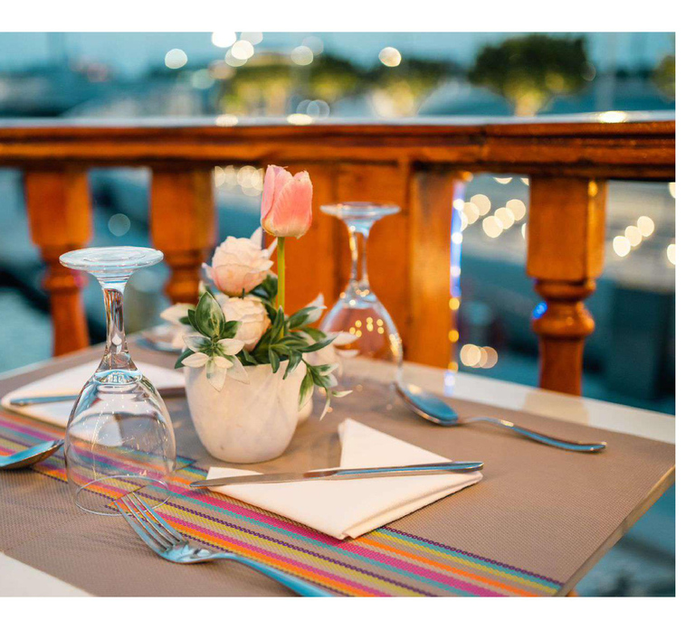 Dubai: Souk Al Seef Dinner Cruise with Tanoura Dance Show