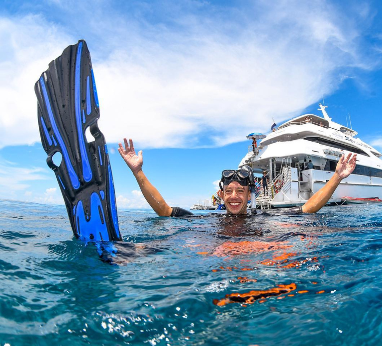Cairns: Outer Great Barrier Reef Full-Day Tour with Lunch