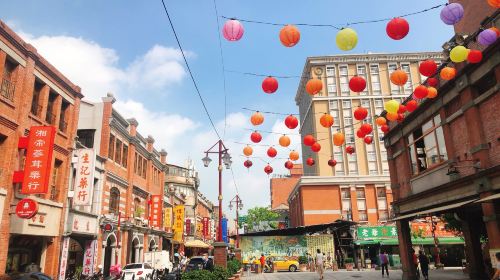 Taipei Classic Landmarks 1-Day Tour: Palace Museum, CKS Memorial Hall & Longshan Temple