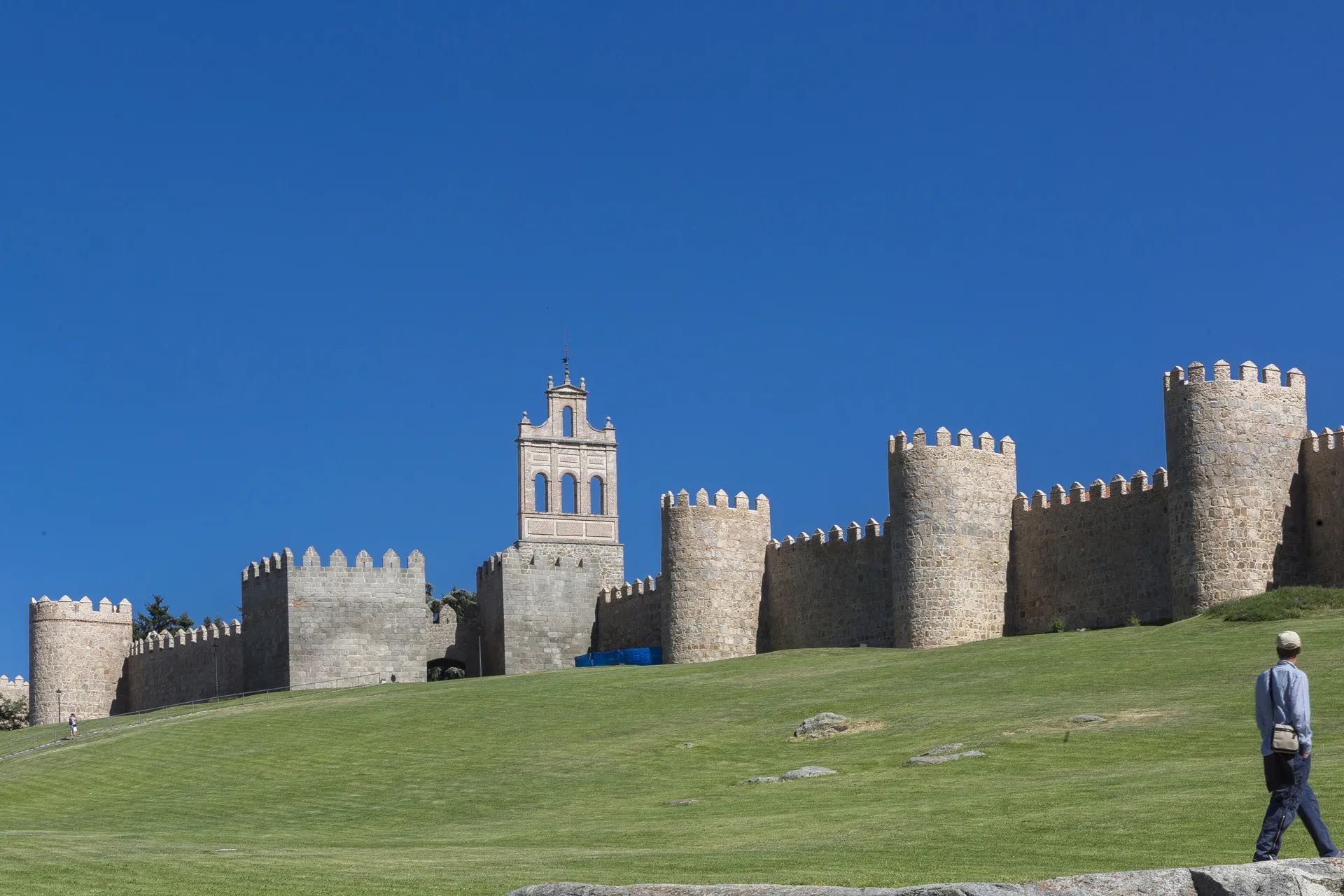 Private Tour: Avila with Walls and Segovia Full Day Tour with Gastronomic Lunch