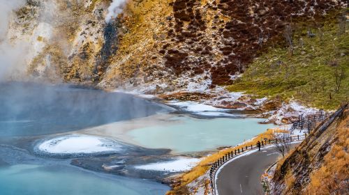 Hokkaido Natural Beauty 1-day Tour: Lake Tōya + Showa-shinzan + Noboribetsu Bear Park