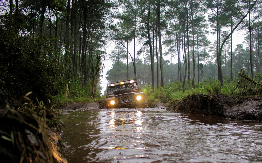Fun Offroad Ciwidey Bandung – Land Rover Tea Plantation Adventure