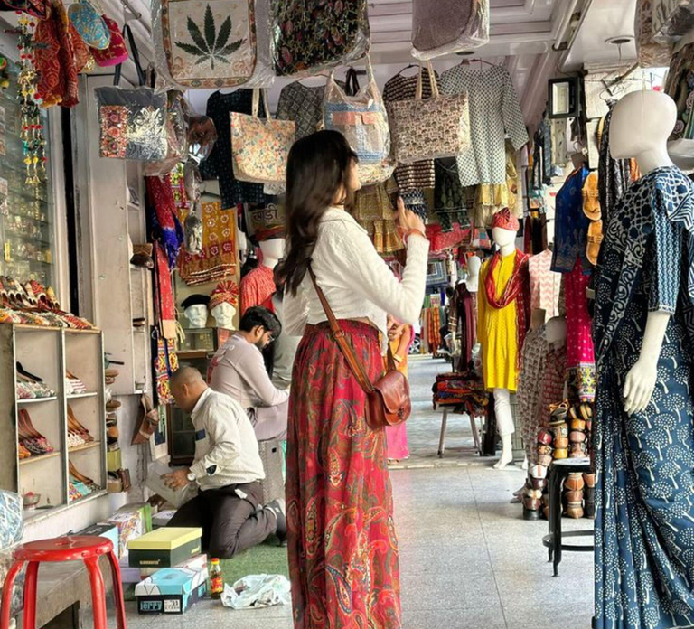 Delhi: Guided Shopping Tour Experience with Female Expert