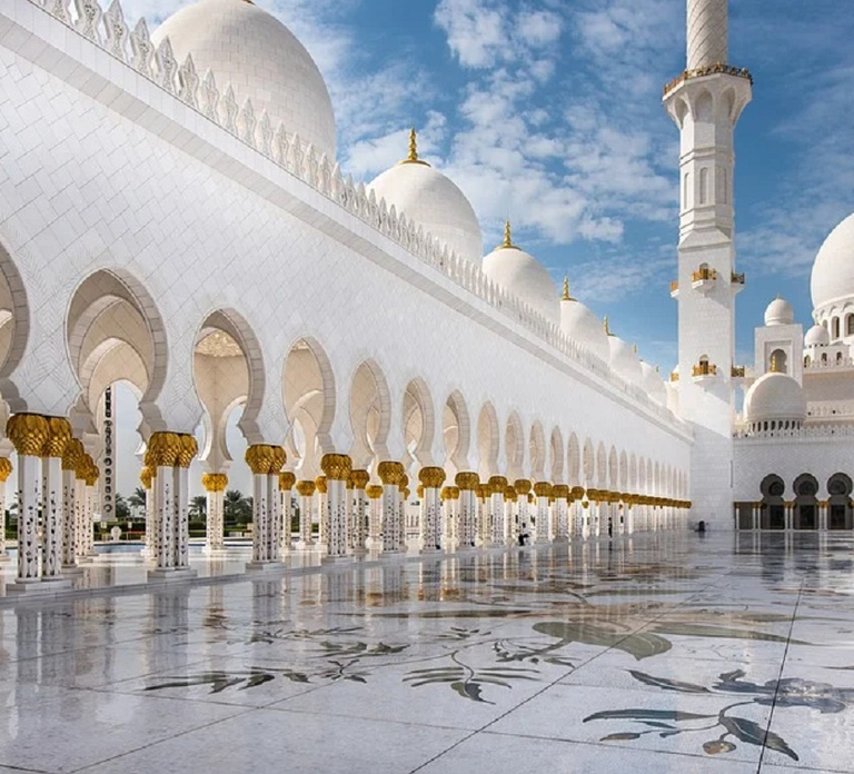 From Dubai: Abu Dhabi Tour with Sheikh Zayed Mosque