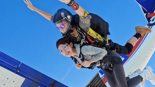 Skydiving from 4000 Meters Over Palm Jumeirah in Dubai