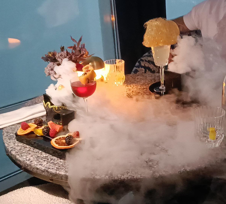 Dubai: Burj Khalifa VIP Lounge – Sunset in Ultimate Style