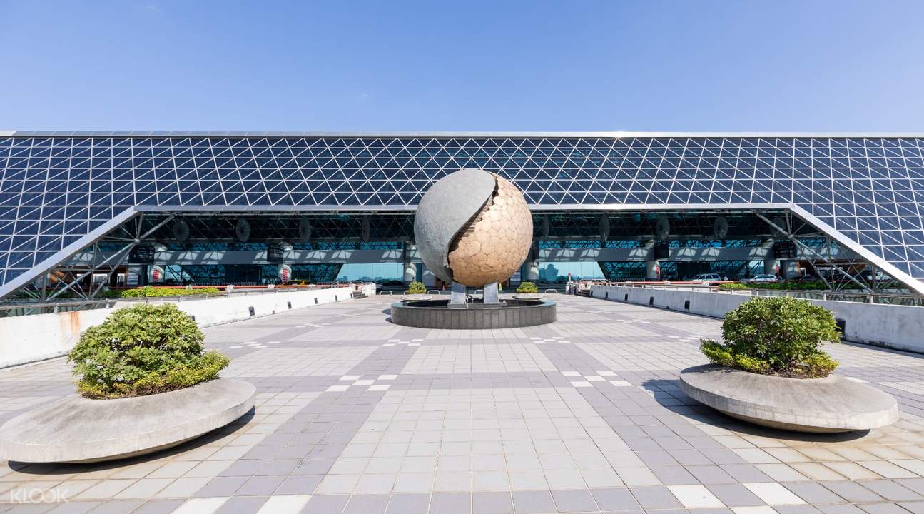 [Limited Time Food Promo] Sedan Taoyuan Airport Transfers (TPE) for Taipei