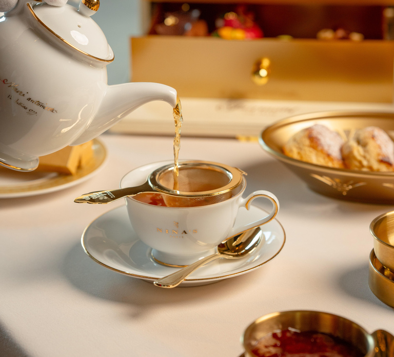 Dubai: Golden Afternoon Tea at Fairmont The Palm