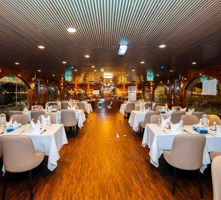 Dubai: Dhow Cruise Marina with Buffet Dinner and Show