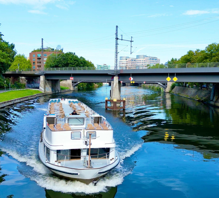 Berlin: Sightseeing Cruise from Berlin Main Station