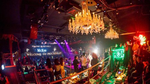 Osaka Umeda: PICCADILLY PREMIUM LIVE Show & NIGHTCLUB & Hookah|VIP Package