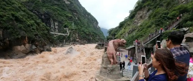 Tiger Leaping Gorge + Haba Snow Mountain + Hui Village Muslim Private Tour