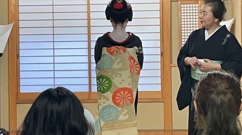 Kyoto: Meet the Geisha Maiko with Gion Walking Tour