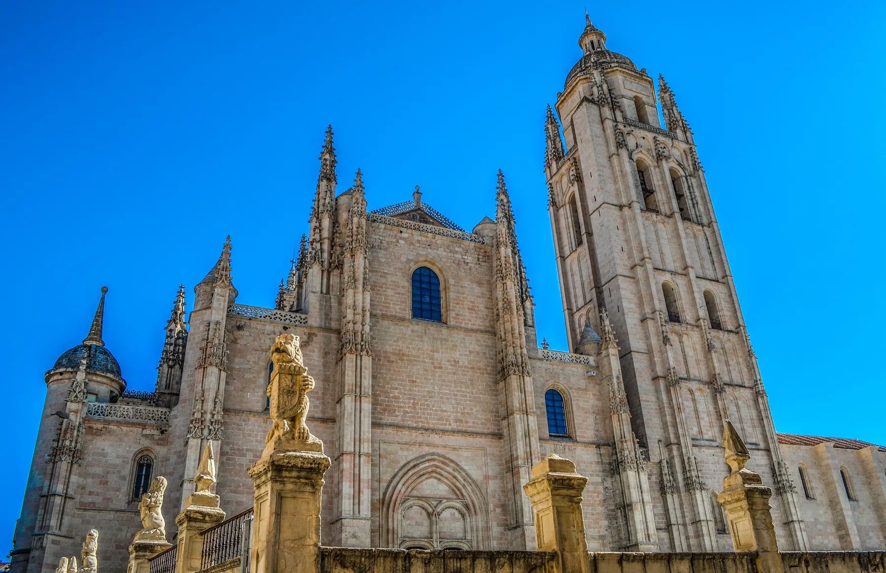 Private Tour: Avila with Walls and Segovia Full Day Tour with Gastronomic Lunch