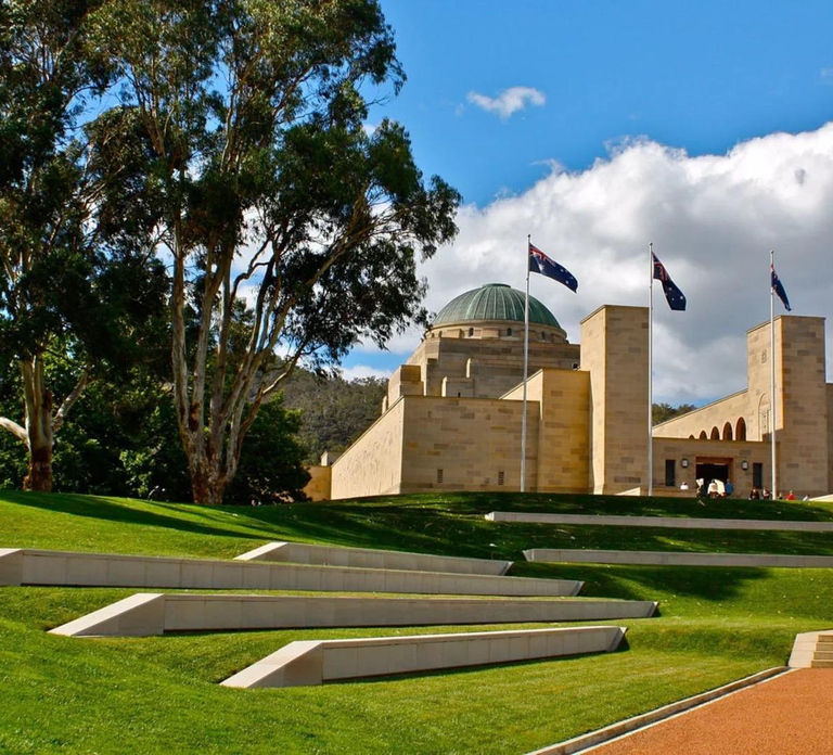 Canberra: City Highlights Day Tour with Entrance Fees